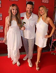 Sängerin Cornelia Corba, DJ Micar, Moderatorin Barbara Osthoff bei der Premiere des Musicals Dornröschen (©Foto: Martin Schmitz)